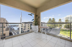 Belle Escapes - Park View Apartment at The Pier, Glenelg